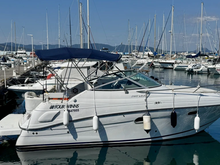 Hire Motorboat Four Winns with a boat licence