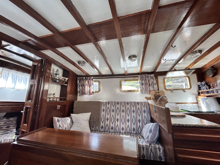 Hire Motorboat Mestre D'Aixa Curret with a boat licence