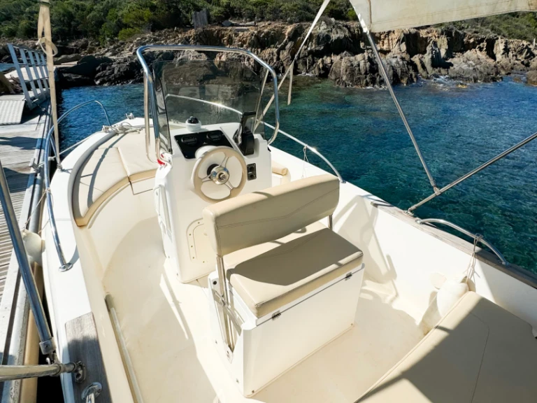 Motorboat to hire Port de Bormes-les-Mimosas at the best price