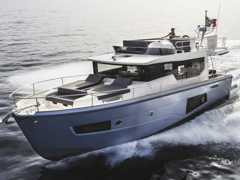 Hire Motorboat with or without skipper Cranchi Cannigione