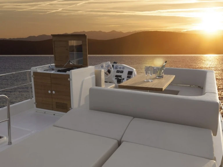 Hire Motorboat Cranchi with a boat licence