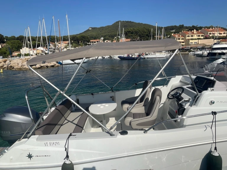 Hire Motorboat Jeanneau with a boat licence