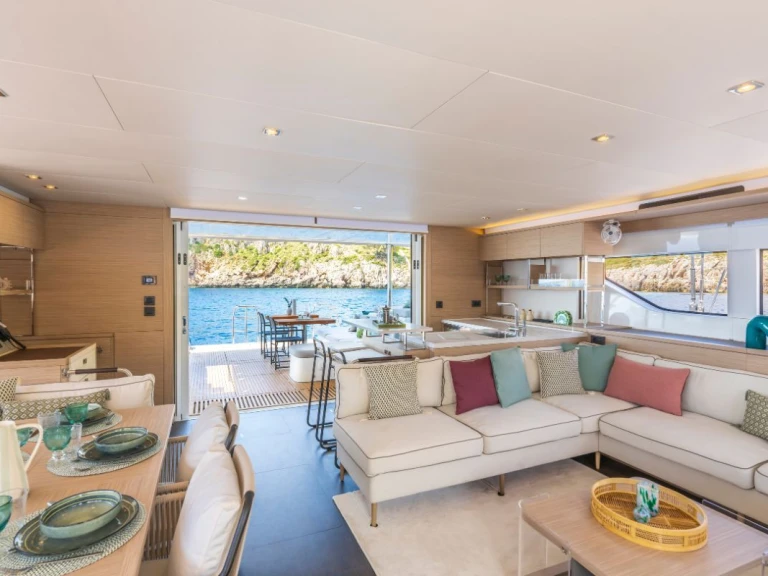 Hire Catamaran Lagoon with a boat licence