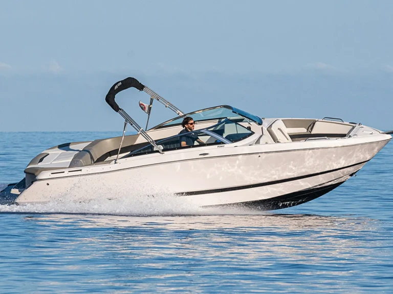 Hire Motorboat Four Winns with a boat licence