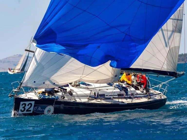 Hire Sailboat Grand Soleil with a boat licence