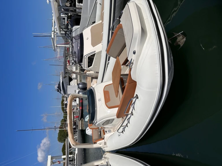 Charter a Zodiac Medline 9 in Cogolin on Samboat