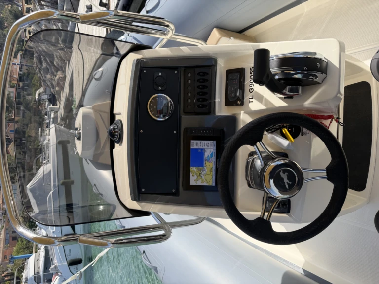 Hire RIB Bwa with a boat licence