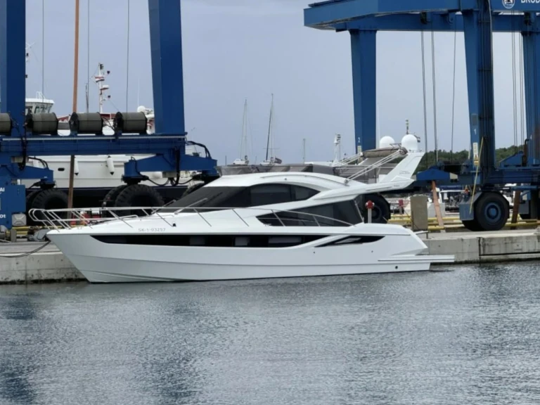 Hire Luxury Yacht Galeon with a boat licence