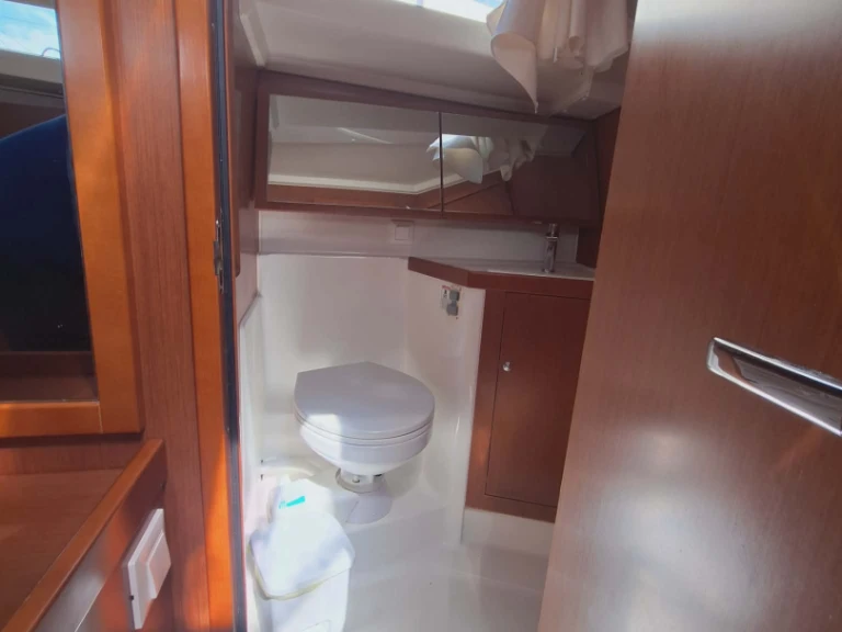 Sailboat to hire Néa Péramos at the best price