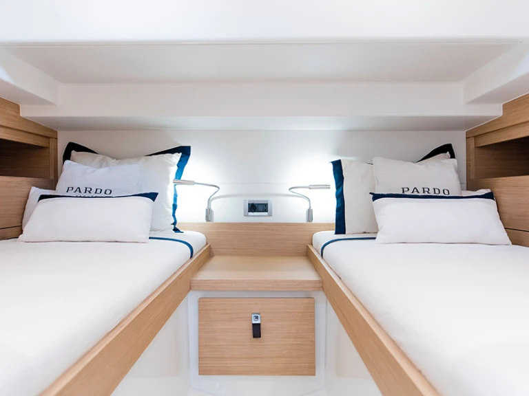 Hire Motorboat Pardo Yachts with a boat licence