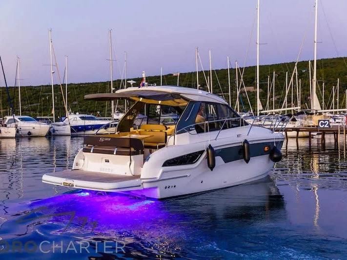 Charter a Bavaria Bavaria 33 Sport HT in Punat on Samboat