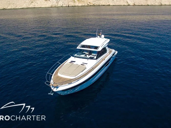 Luxury Yacht to hire Punat at the best price