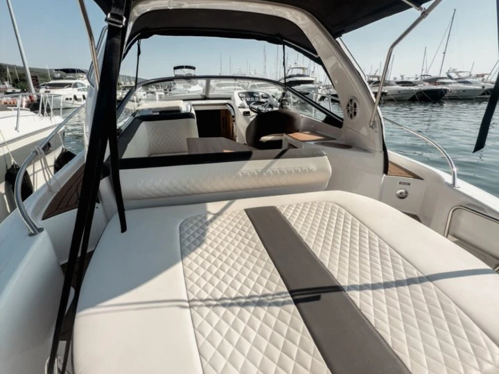 Charter a Bavaria Bavaria S29 in Punat on Samboat