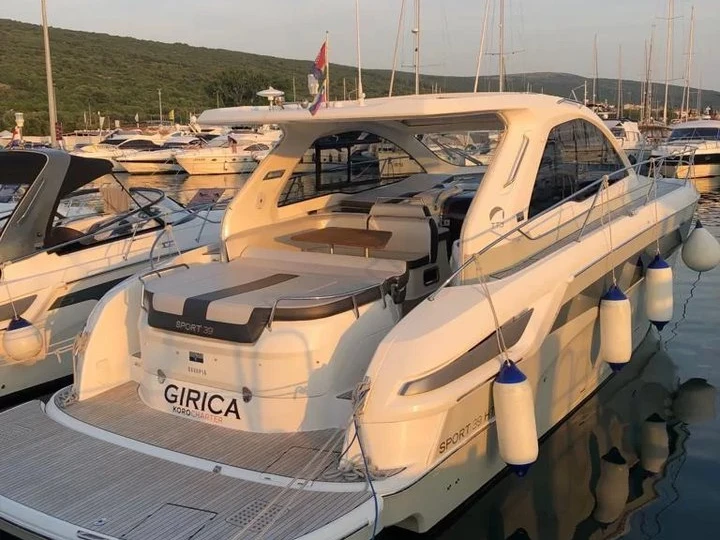 Hire Motorboat Bavaria with a boat licence
