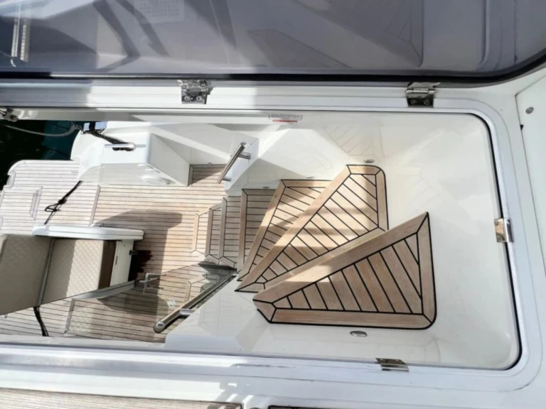 Luxury Yacht to hire Punat at the best price