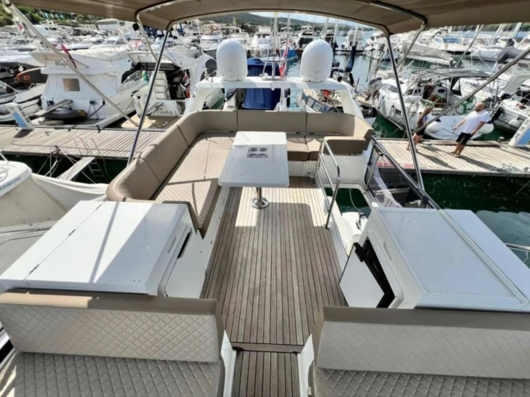 Galeon Galeon 420 Fly - 3 cab. charter bareboat or skippered in  Punat
