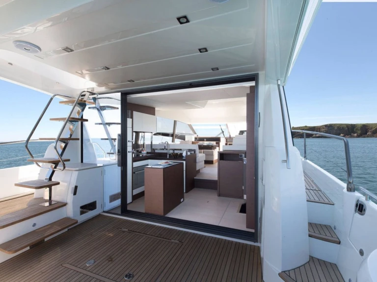 Luxury Yacht hire in Punat - Jeanneau Prestige 520 Flybridge - 3 + 1 cab.