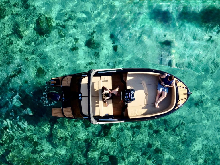 Hire Motorboat Mareti with a boat licence
