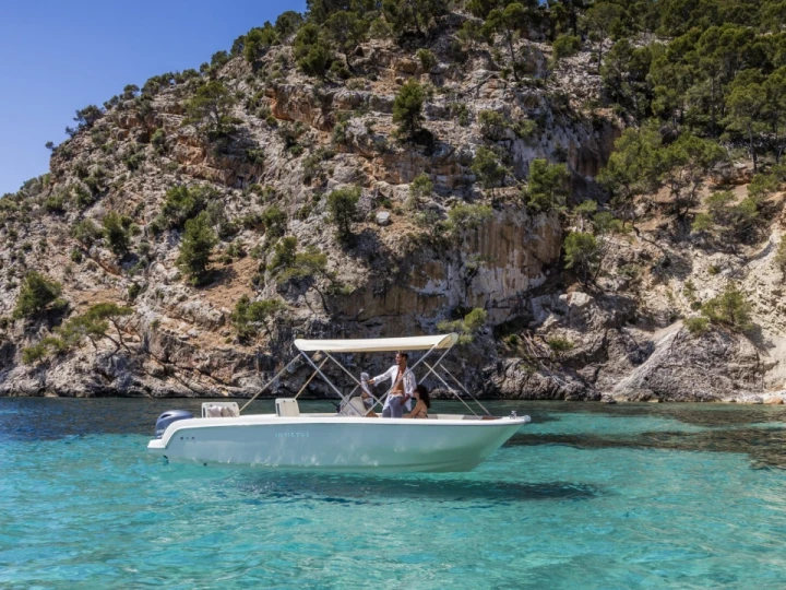 Charter a Invictus  FX 190 in Saint-Raphaël on Samboat