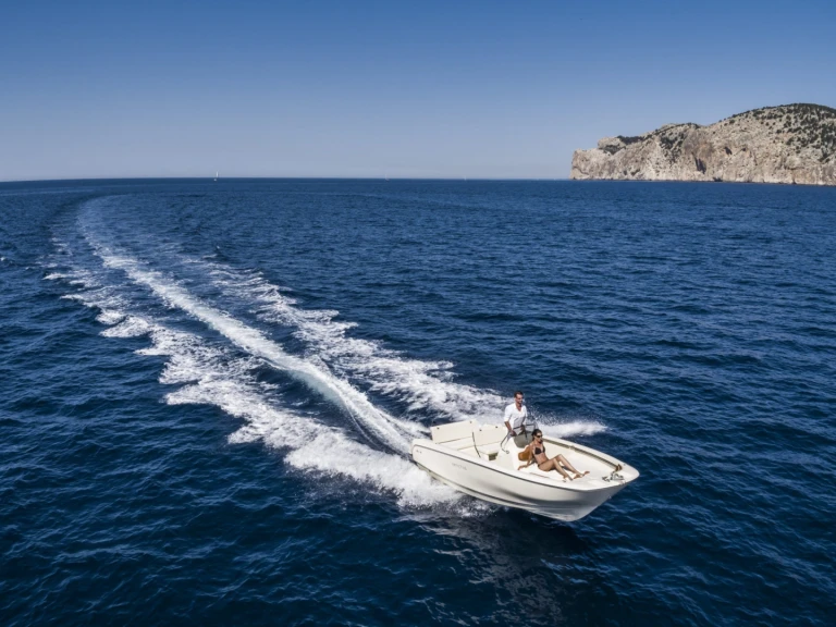 Hire Motorboat Invictus  with a boat licence