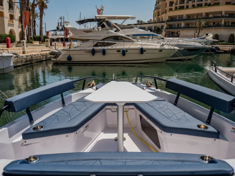 Motorboat to hire Saint Julian at the best price