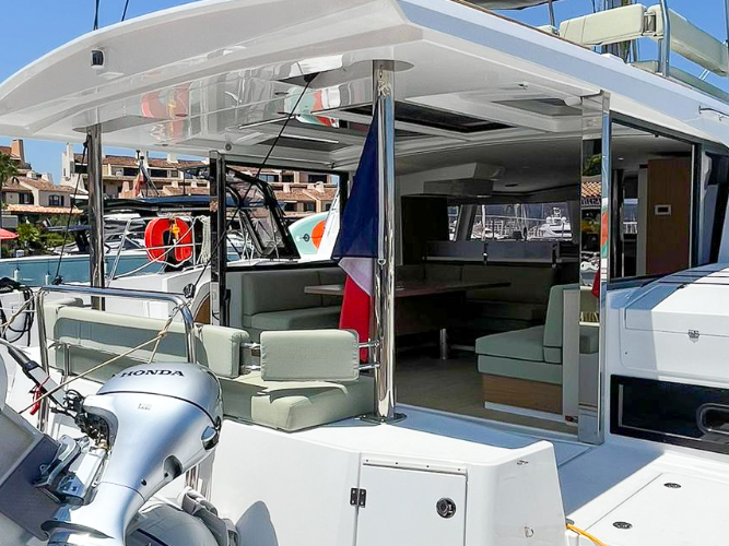 Catamaran to hire Hyères at the best price