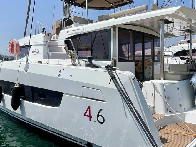 15 BALI 4.6 charter bareboat or skippered in  Hyères