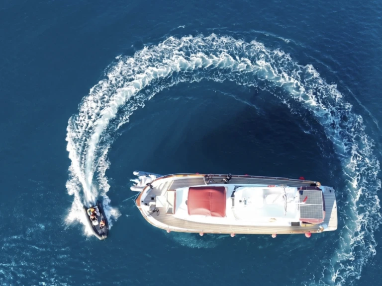 Hire Motorboat Azimut with a boat licence