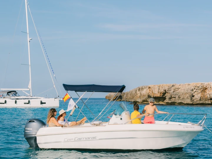 Hire Motorboat Jeanneau with a boat licence
