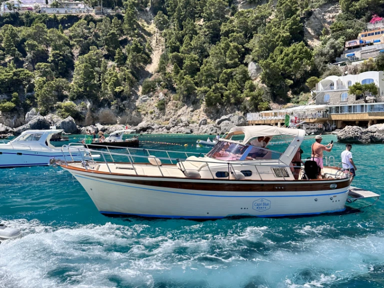 Motorboat hire in Capri - Fratelli Aprea Sorrento 32 Semi Cabinato