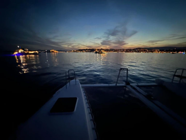 Catamaran hire in Cannes - Lagoon Lagoon 40 Motor Yacht