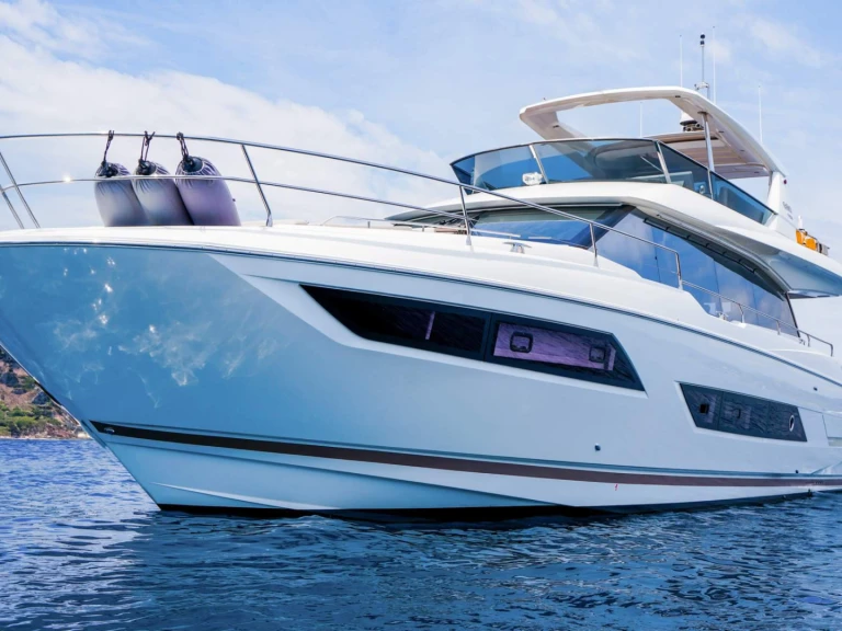 Hire Luxury Yacht Prestige Yachts with a boat licence