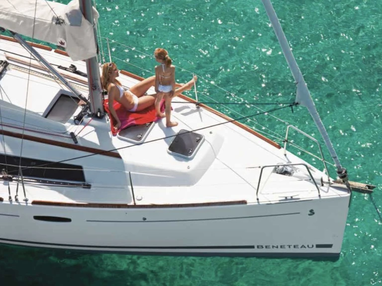 Hire a Bénéteau Oceanis 31 La Herradura