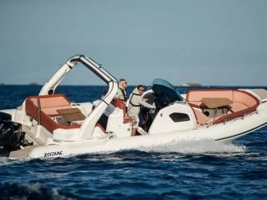 Charter a ZODIAC MILPRO MEDLINE 9 NEO in Hyères on Samboat
