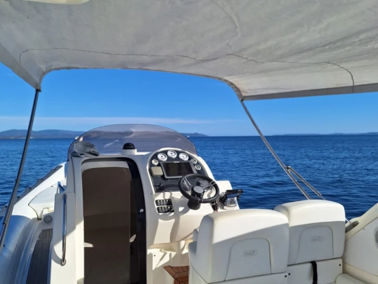 Yacht hire Hyères cheap BWA 34