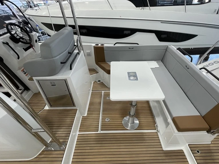 Yacht hire Cogolin cheap Flyer 9