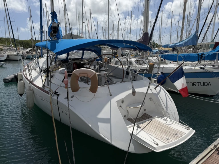Sailboat to hire Le Marin at the best price