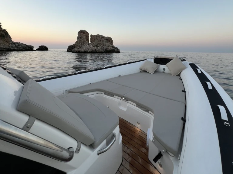 Hire RIB Bwa with a boat licence