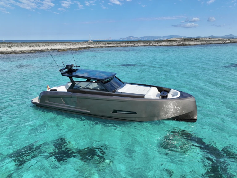 Charter a Vanquish VQ 45 in Ibiza Town on Samboat