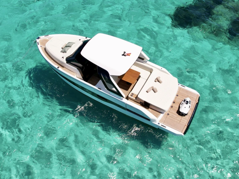 Hire Motorboat Cranchi with a boat licence