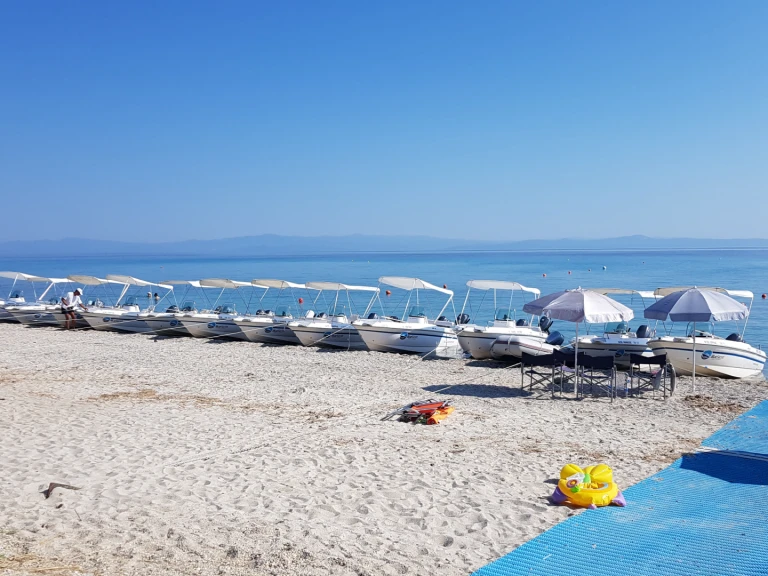 Motorboat to hire Chalkidikís at the best price