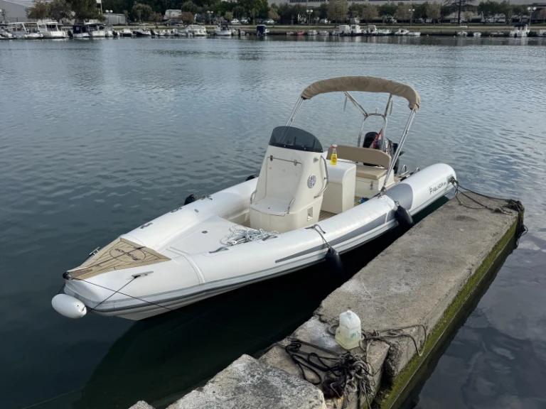 Yacht charter Zadar - Falkor falkor 23 on SamBoat