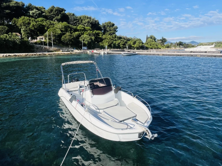 Charter a Bénéteau Flyer 6.6 SPACEdeck in Antibes on Samboat