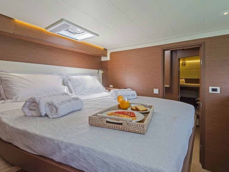 Yacht charter Lávrio - Lagoon Lagoon 52 F on SamBoat