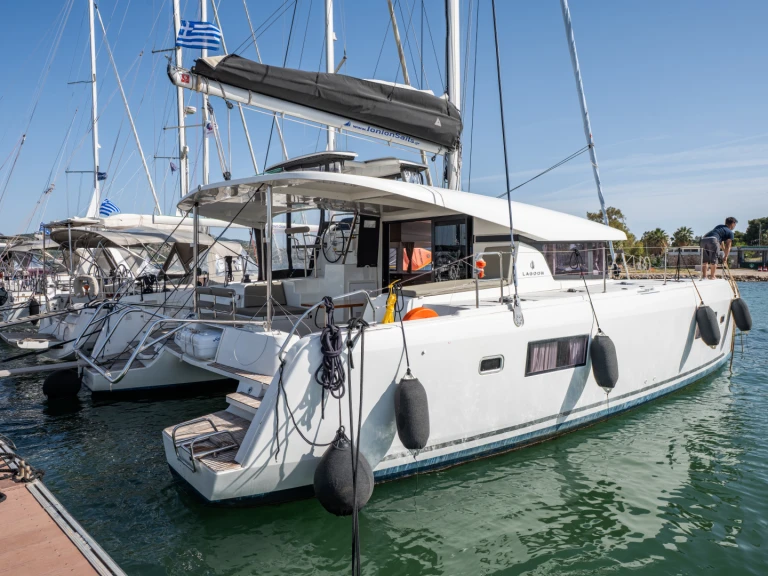 Hire Catamaran with or without skipper Lagoon Néa Péramos
