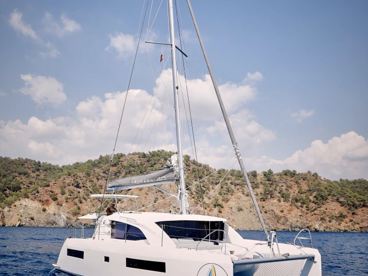 Yacht hire Tivat cheap Leopard 40