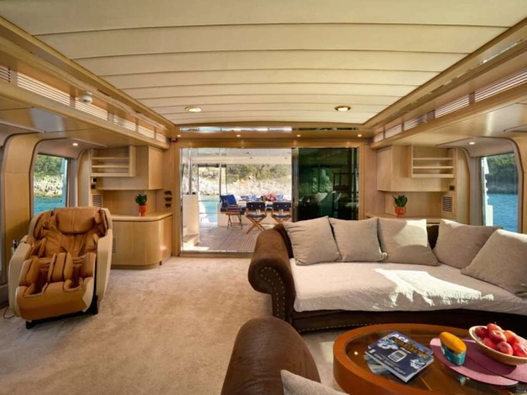 Hire Luxury Yacht Posillipo with a boat licence