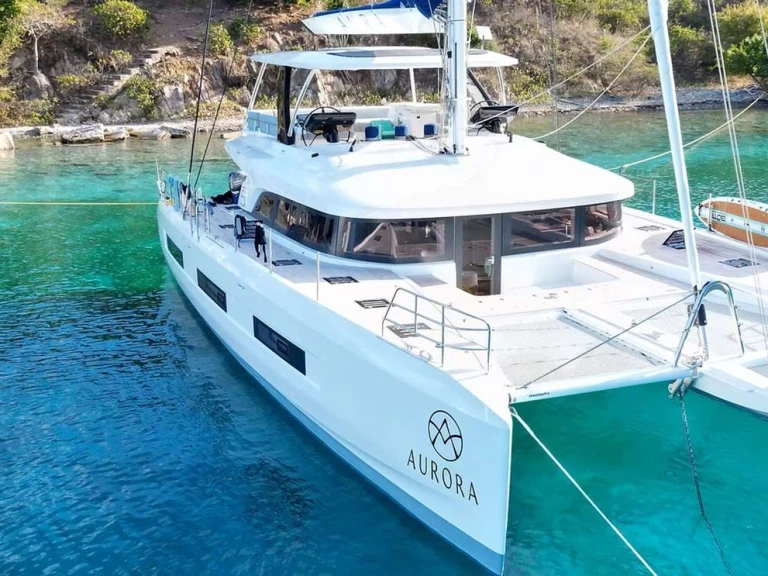 Hire Luxury Yacht Lagoon with a boat licence