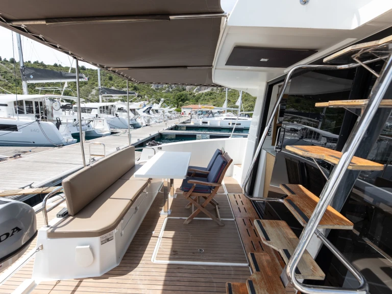 Hire Motorboat Fountaine Pajot with a boat licence