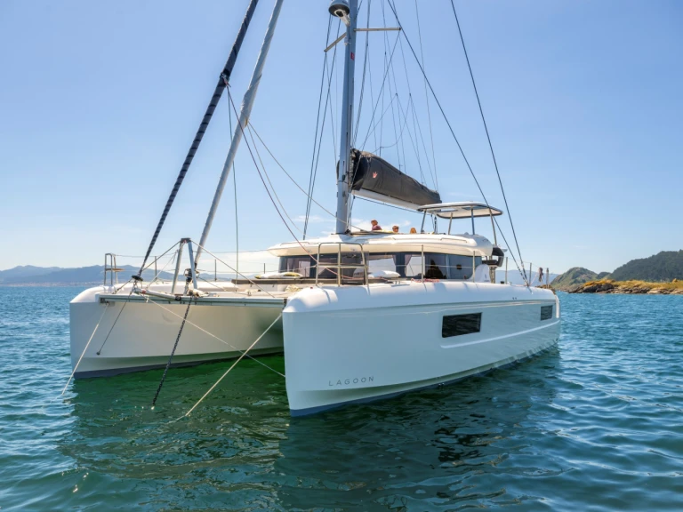Lagoon Lagoon 43 - 3 + 1 cab. OW charter bareboat or skippered in  Road Town